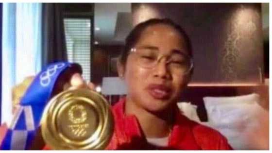 Hidilyn Diaz, emosyonal sa pagkikita ng kanyang pamilya; isinabit ang gintong medalya sa ina