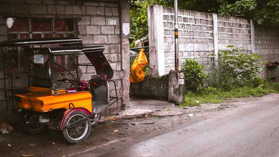 Tricycle, nahulog, gumulong-gulong sa gilid ng daan; driver, lasing umano