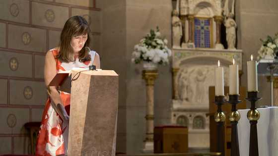 While I read my dad’s eulogy, my stepmom sold his car—she turned pale at what came next