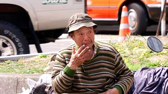 A poor boy shared his lunch with a freezing man on the street – It turned out to be a test