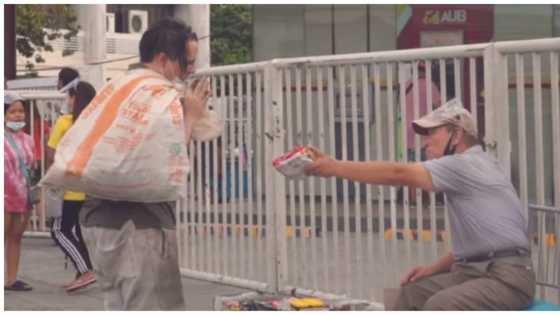 Korean street vendor, pinagmalasakitan ang vlogger na nagpanggap na pulubi