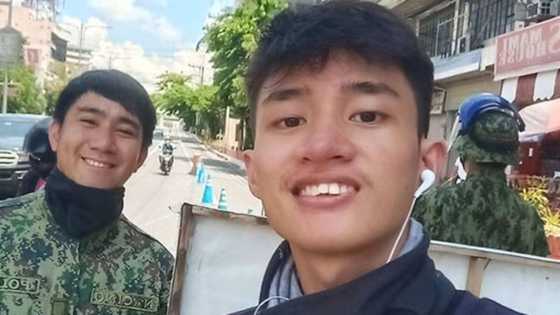 Food delivery rider cries after receiving $100 from checkpoint officer who scolded him