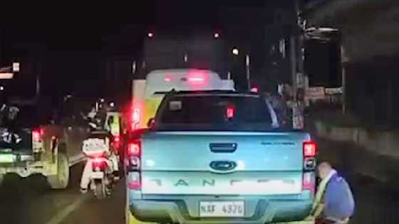 Lalaki, kusang nagpasagasa, humiga sa ilalim ng pickup truck na nakahinto sa traffic