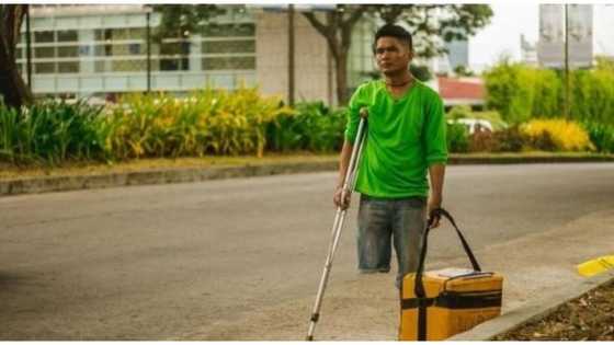 Viral! Ice cream vendor na putol ang 1 binti, naglalako pa rin sa kalye
