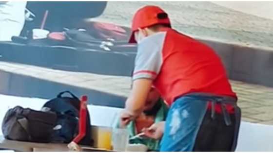 Service crew na umaalalay sa pagkain ng isang na-stroke, umantig sa puso ng marami