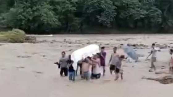 Bayanihan para maihatid ang kabaong sa kabilang pampang dahil sa kawalan ng tulay, viral