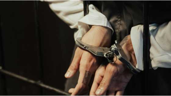 Isang pasahero, inaresto matapos subukang buksan ang pintuan ng eroplano habang ito'y nasa ere