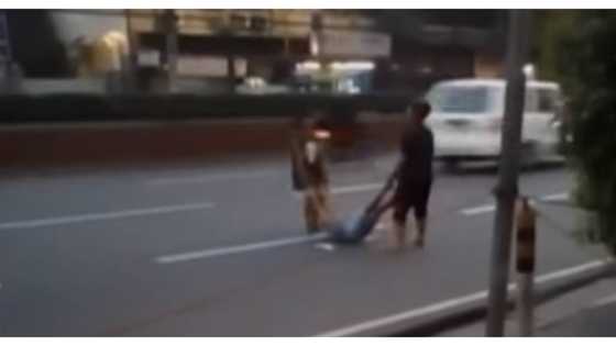 3 batang naglalaro sa kalsada, halos mahagip na ng mga rumaragasang sasakyan