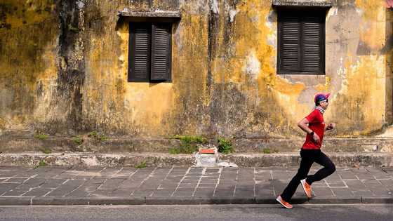 A girl stopped me & said, “Your picture is in my mom’s wallet!” – When I saw it, I was speechless