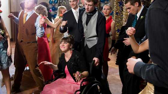 Dad Takes Disabled Daughter to Prom, Finds $10K Check for ‘Dad of the Year’ in Mailbox Later