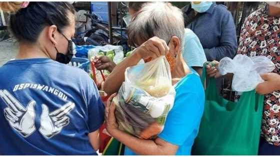 Senior citizen, biglang naiyak matapos makakuha ng ayuda sa 1 community pantry