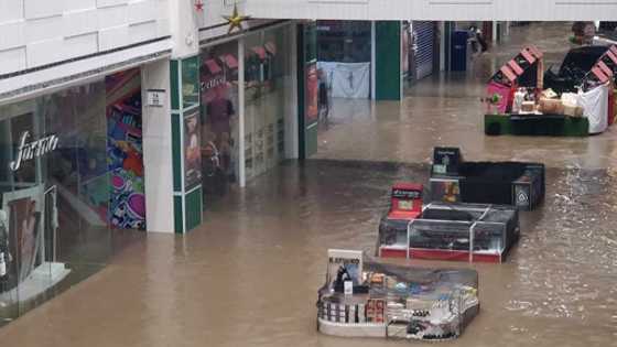 Sikat na shopping mall sa Naga City, pinasok ng baha; mga grocery items, inanod