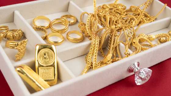 I was stealing my elderly neighbor’s jewelry to feed my kids — Then I saved her life