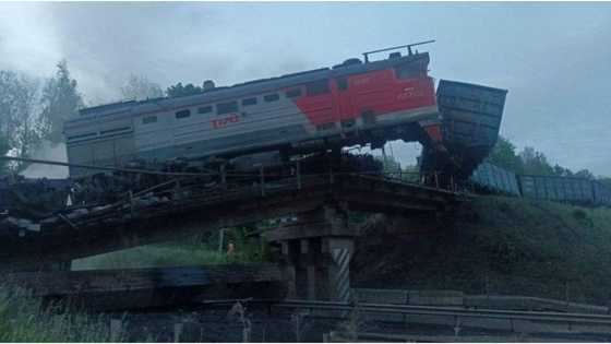 7 patay, 69 sugatan, mula sa bumigay na tulay at dahilan para lumihis sa riles ang isang tren