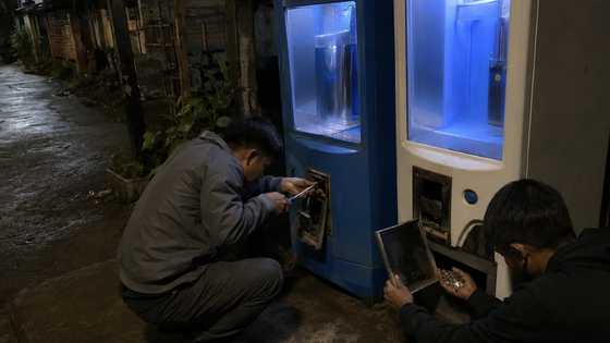 Dalawang lalaki, nahuli sa CCTV habang nililimas ang barya sa mga vendo machine