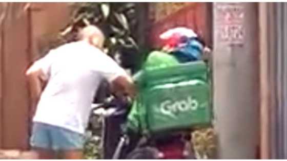 Susi ng motor ng delivery rider, bigla na lang kinuha ng nakaalitang customer