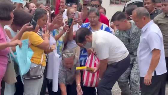 PBBM, walang arteng yumuko para damputin nahulog na supot na ibinigay ng mga matatanda sa Bulacan