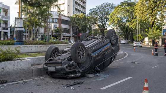 SUV, bumaliktad matapos sumalpok sa center island sa Cebu City