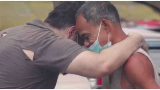 Foreigner na nagpanggap na pulubi, humanga sa kabutihan ng 1 buko vendor