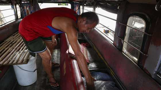 57-anyos na jeepney driver, tumira sa jeep para makapag-ipon para sa pamilya