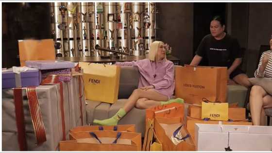 Vice Ganda, pinakita ang kanyang pagbukas ng mga natanggap na regalo sa kanyang kaarawan