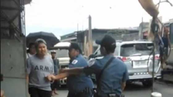Lalaki at agresibong pulis, viral matapos magkapisikalan sa lansangan