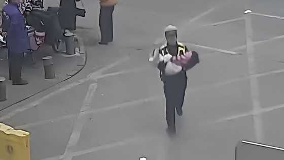 Traffic officer, itinakbo ang agaw-buhay na bata sa ospital nang maipit mga magulang nito sa traffic