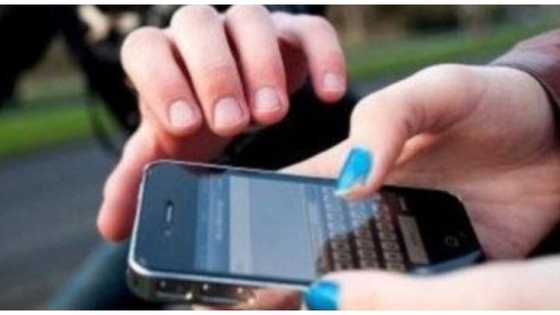 Cellphone sa tindahan, ninakaw habang ginagamit pa ito sa live selling