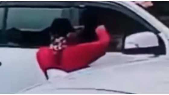 Rider na nagawang sirain ang bintana ng kotse para makapagnakaw, sapul sa CCTV