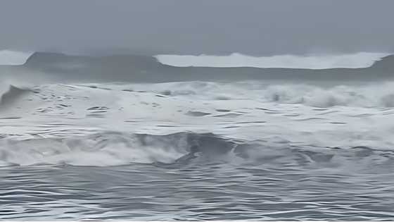 Reporter, napatakbo nang biglang rumagasa ang tubig dagat papasok sa tinutuluyang hotel sa Baler