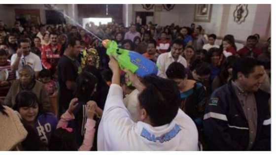Pari na gumamit ng 'water gun' pambasbas, binatikos ng netizens