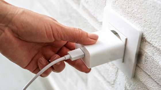 6-anyos na bata, patay sa pagkakakuryente nang mag-charge ng cellphone