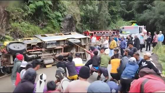 Nasa 20 estudyante, sugatan mula sa sinakyang jeep na bumaligtad matapos umanong umiwas sa bangin