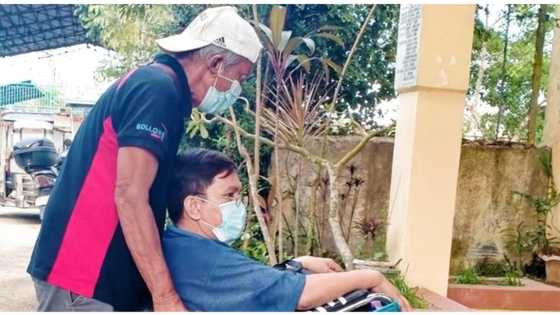 Anak na naka-wheelchair at naghahanap ng trabaho, matiyagang sinasamahan ng ama