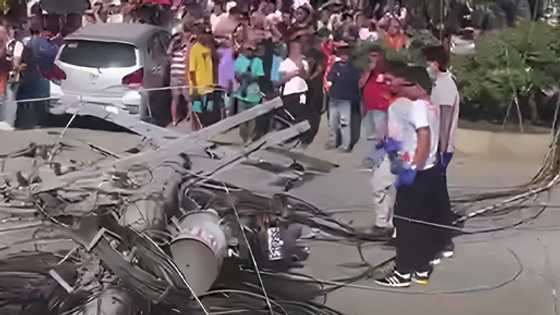 Rider, patay matapos matumbahan at madaganan ng konkretong poste ng kuryente sa Negros Occidental