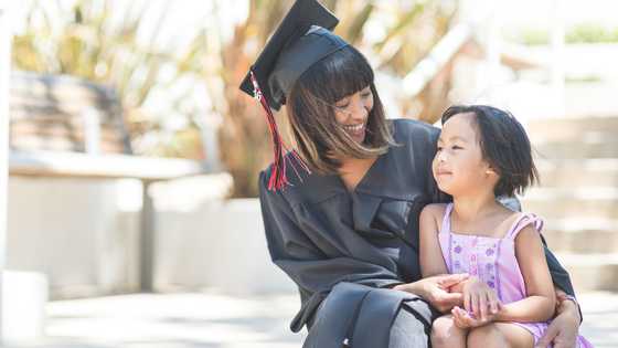 My daughter was graduating when a stranger handed me a cap — “Open the lining”