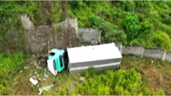 Truck na nagdeliver ng election paraphernalia, nahulog sa bangin; 1 patay, 3 sugatan