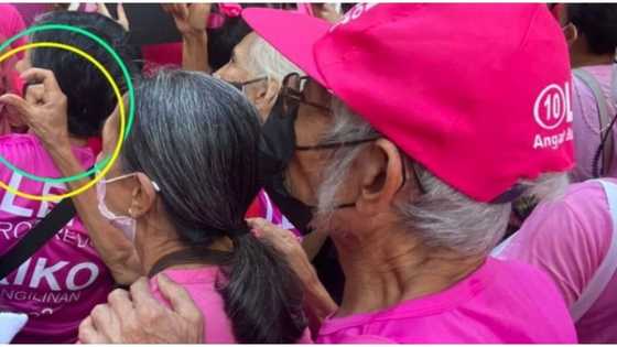 Larawan ng lolo at lola na matiyagang dumalo sa Pasig rally ng 'Leni-Kiko tandem', viral