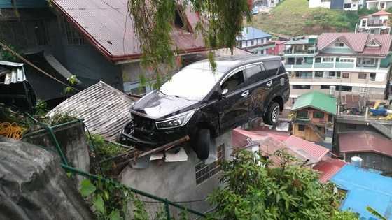 Kotse na nag-landing sa bubong ng isang bahay sa Baguio, natanggal na