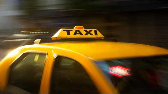 78-anyos na rider, tumilapon sa ere na parang laruan matapos salpukin ng taxi na nag-change lane