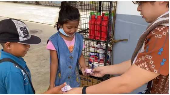 Magpinsan na naglalako ng lumpia para mapaayos ang bahay, natulungan ng vlogger