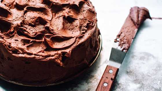 Empleyado, emosyonal nang makatanggap ng first birthday cake sa kanyang ika-45 kaarawan