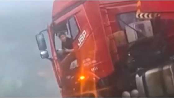 Cargo truck, lumambitin sa isang napakalalim na bangin; driver, na-stuck habang humihingi ng tulong
