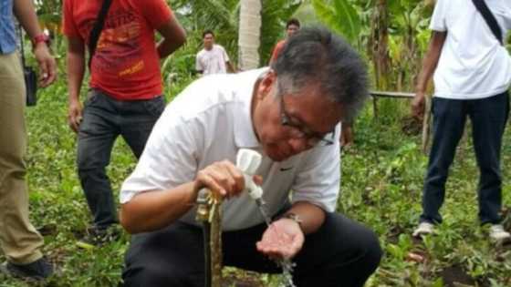 Fact check: Did Mar Roxas use a plate to drink water?