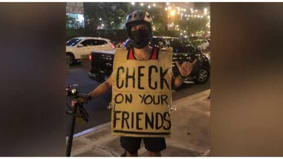 Lalaking nag-iikot sa BGC at may karatulang "Check on your friends", hinangaan