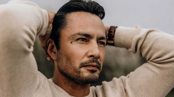 Derek Ramsay, emosyunal na kinausap ang ama bago ang kasal; makikitang pinapahiran ang mga mata ng panyo