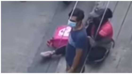 Babaeng delivery rider, napalupasay sa kakaiyak nang makitang nanakaw ang kanyang bike