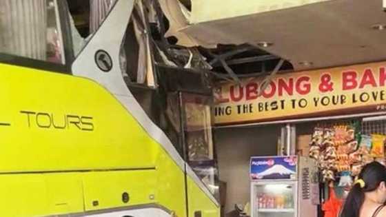 Bus na pinaparada lang sana, sumalpok sa tindahan habang kumakain ang driver