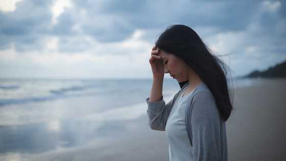 I thought my husband was dead until I saw him relaxing on the beach with another family