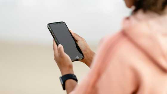 I grabbed the wrong phone at the gym and found out my husband was cheating– I acted decisively